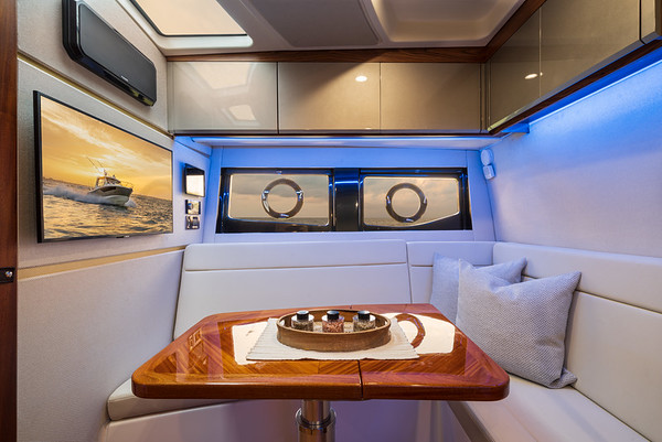 Boston Whaler 405 Conquest фото 1.7