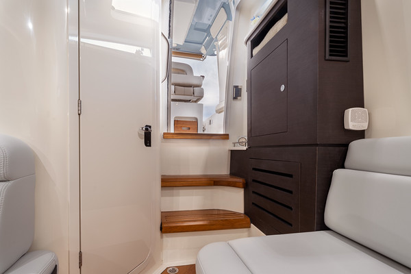 Boston Whaler 350 Realm фото 1.7