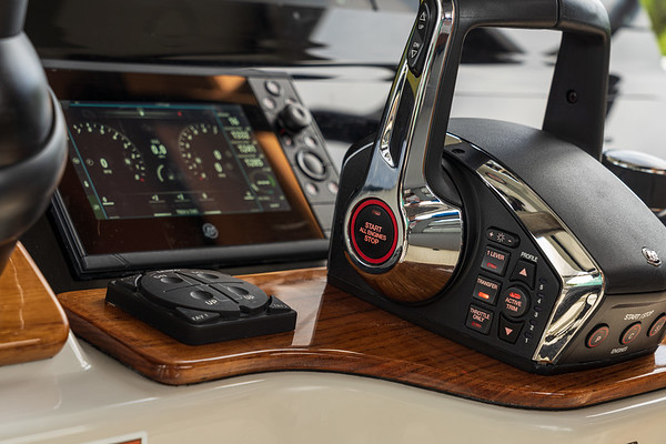 Boston Whaler 420 Outrage фото 1.9