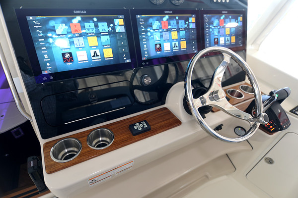 Boston Whaler 380 Realm фото 1.6