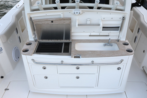 Boston Whaler 380 Outrage фото 1.5