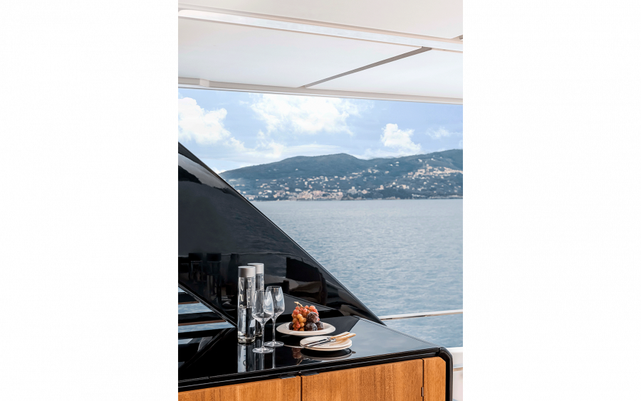 Ferretti Yachts INFYNITO 90 фото 1.8